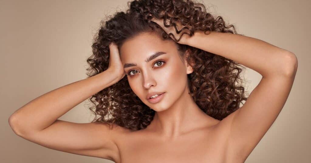 Errore che rovina i capelli ricci (lo fanno tutti)